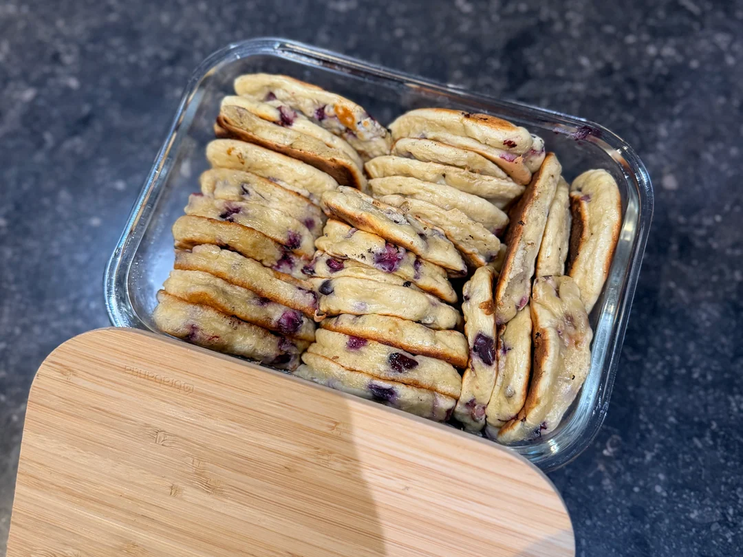 Pièces à partager disposées au centre de la table