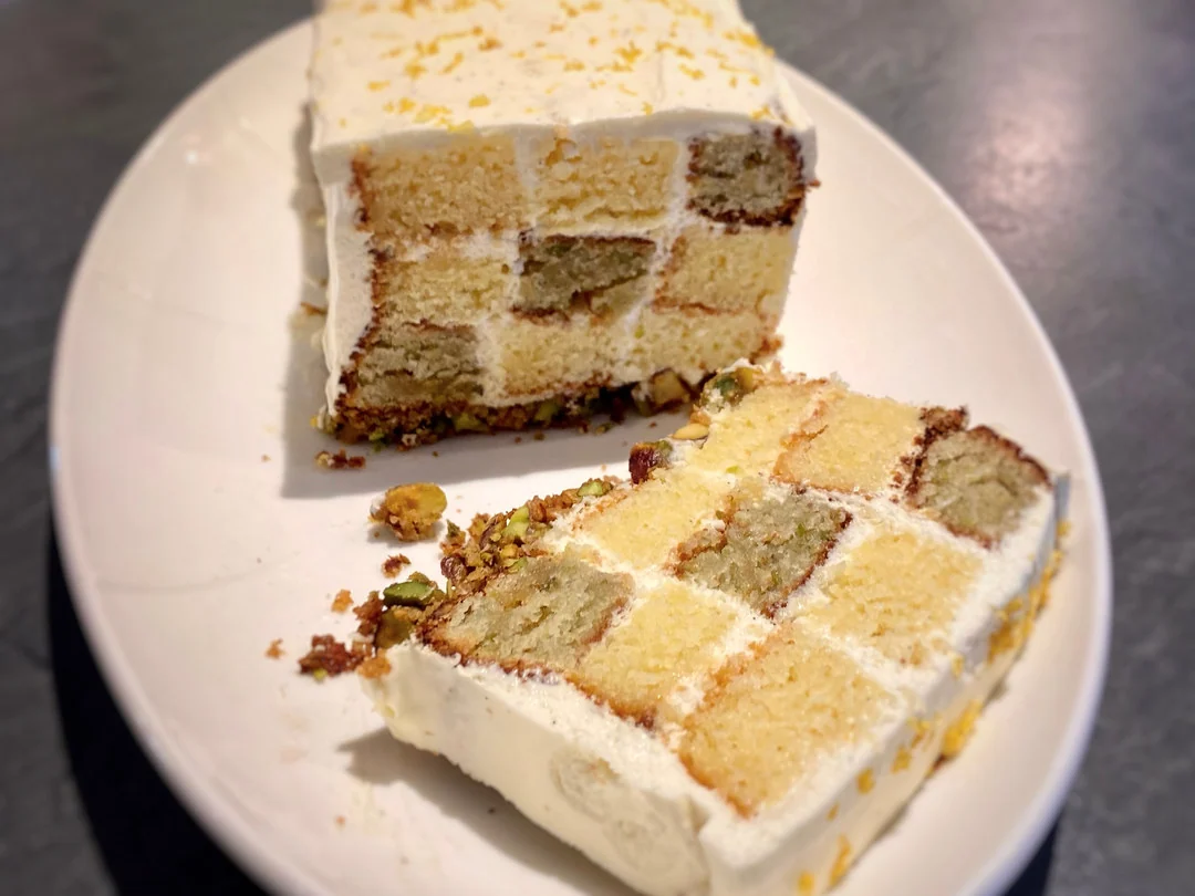 Pâtisserie maison présentée sur un plat