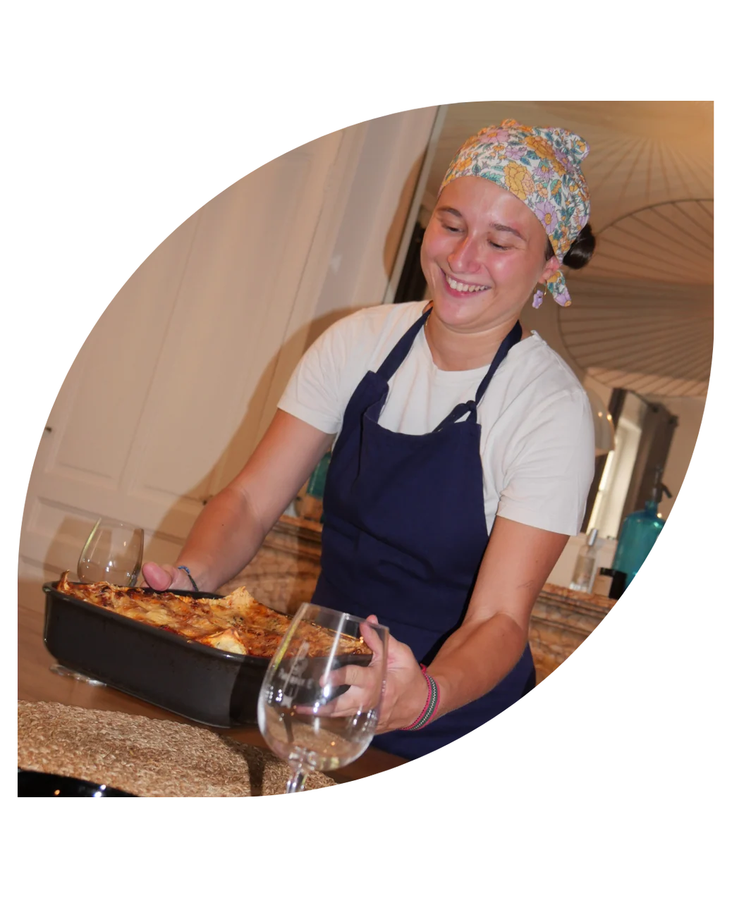 Emma Berliat, cheffe à domicile à Lyon, en cuisine